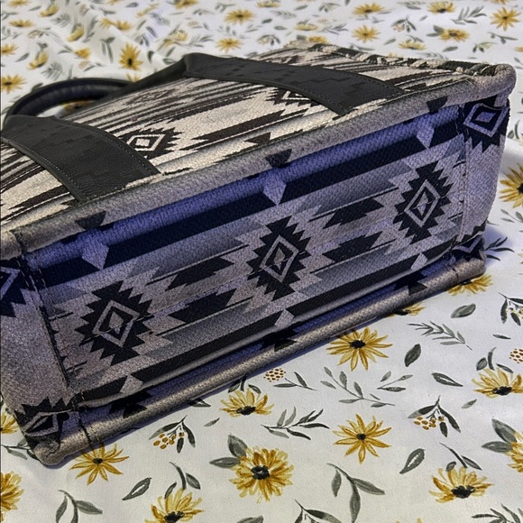 Wrangler Geometric Small Black and Gray Tote - Picture 6 of 9